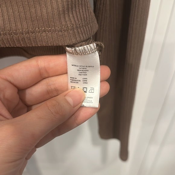 Long Sleeve Crop - Picture 3 of 4